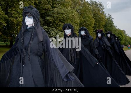 Windosr, Inghilterra. 30 agosto 2024. Extinction Rebellion inizia il suo weekend di protesta di 3 giorni, campeggiando vicino al Windsor Palace. Le azioni di protesta includono un'occupazione di massa della lunga camminata, la consegna del "post al re" e culminante con un "die-in" di domenica. Crediti: Lab Ky Mo/Alamy Live News Foto Stock