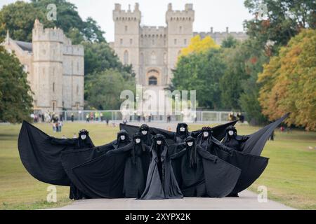 Windosr, Inghilterra. 30 agosto 2024. Extinction Rebellion inizia il suo weekend di protesta di 3 giorni, campeggiando vicino al Windsor Palace. Le azioni di protesta includono un'occupazione di massa della lunga camminata, la consegna del "post al re" e culminante con un "die-in" di domenica. Crediti: Lab Ky Mo/Alamy Live News Foto Stock