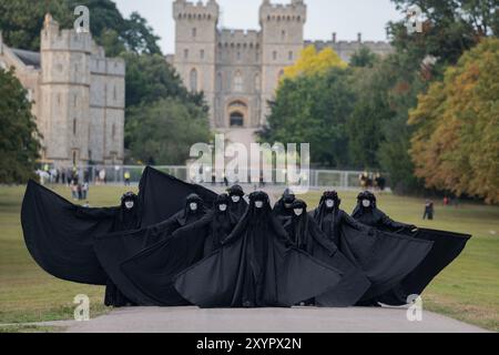 Windosr, Inghilterra. 30 agosto 2024. Extinction Rebellion inizia il suo weekend di protesta di 3 giorni, campeggiando vicino al Windsor Palace. Le azioni di protesta includono un'occupazione di massa della lunga camminata, la consegna del "post al re" e culminante con un "die-in" di domenica. Crediti: Lab Ky Mo/Alamy Live News Foto Stock