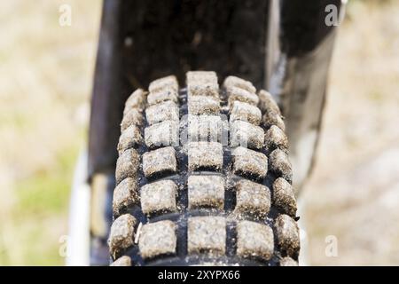 Protezione di una ruota per motociclette per guida fuoristrada enduro e prova. Un primo piano di gomma per motociclette estreme. Il concetto di sport motoristico t Foto Stock