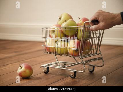 Piccolo carrello per lo shopping con mele Foto Stock
