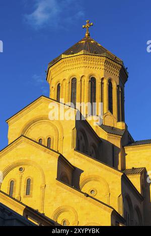 Foto verticale del tramonto sulla chiesa della Santissima Trinità o sulla cattedrale di Tsminda Sameba, Tbilisi, Georgia, Asia Foto Stock