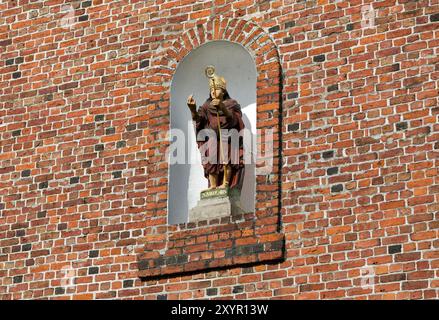 St. Nikolai sulla facciata della chiesa ad Altenbruch, quartiere della città di medie dimensioni di Cuxhaven Foto Stock