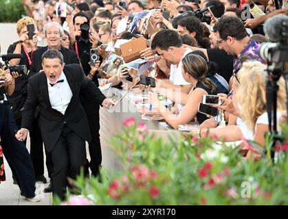 Venezia, Italia. 30 agosto 2024. L'attore spagnolo Antonio Banderas partecipa alla prima di Babygirl alla 81a Mostra d'Arte cinematografica di Venezia, venerdì 30 agosto 2024. Foto di Rune Hellestad/ credito: UPI/Alamy Live News Foto Stock