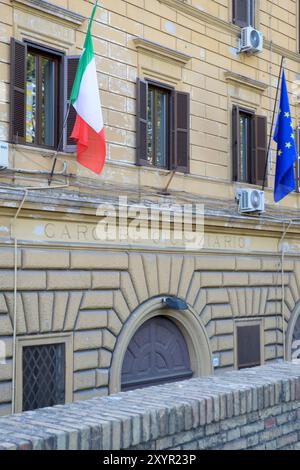 Roma, Italia. 30 agosto 2024. La scritta ''˜Prison judiciaire' sulla facciata dell'edificio carcerario Regina Coeli, dove alcuni detenuti commisero atti di vandalismo a Roma. Alcuni detenuti della prima sezione della prigione di Regina Coeli, dove sono detenuti circa un centinaio, hanno commesso atti di vandalismo nei locali della prigione, tra cui l'incendio delle stufe da campeggio che tengono. In un comunicato stampa, Gennarino De Fazio, Segretario generale dell'UILPA polizia Penitenziaria (unione di polizia penitenziaria), afferma che˜nonostante qualche giorno di relativa calma, ma solo apparente, le tensioni rimangono molto alte in t Foto Stock