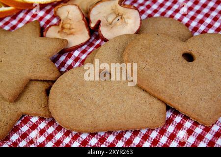 Piccolo cuore e pan di zenzero a forma di stella con spezie Foto Stock