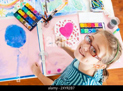 Schoolgirl dipinto con colori ad acqua - vista superiore Foto Stock