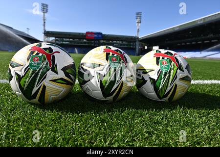 LONDRA, INGHILTERRA - AGOSTO 27: Vista ravvicinata generale del pallone ufficiale del giorno della partita di Puma con il logo della Carabao Cup prima della partita del secondo turno della Carabao Cup Foto Stock