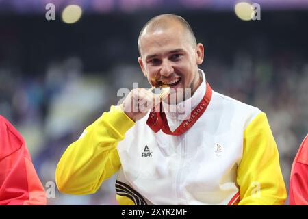 Parigi, Francia. 30 agosto 2024. Il belga Maxime Carabin festeggia sul podio dopo aver vinto la finale di 400 m nella categoria maschile T52 della competizione di atletica leggera, nella seconda giornata dei Giochi Paralimpici estivi 2024 a Parigi, Francia, venerdì 30 agosto 2024. Le 17 Paralimpiadi si svolgeranno dal 28 agosto all'8 settembre 2024 a Parigi. BELGA PHOTO VIRGINIE LEFOUR credito: Belga News Agency/Alamy Live News Foto Stock