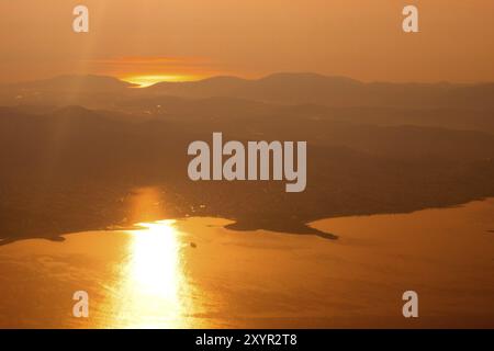 Vista aerea del tramonto tramonto sul mare, linea costiera di Atene, Grecia colpo da aereo Foto Stock