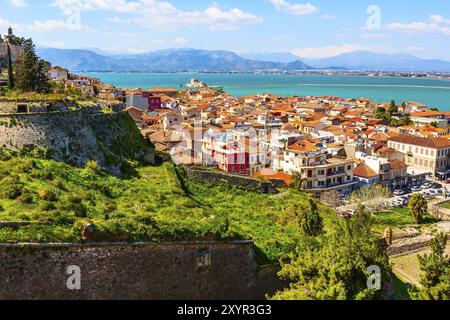 Panorama aereo della città vecchia con mare a Nauplia o Nauplia, Grecia, Peloponneso, Europa Foto Stock