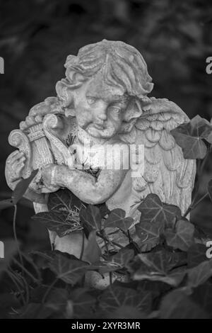 Friedhof Tegel, Berlin, Germania - 29 novembre 2018: la statua di un angelo su un cimitero tedesco su un nitido giornata invernale Foto Stock