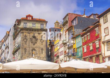 Porto, Portogallo - Aprile 1. 2018: Città vecchia colorate case tradizionali Foto Stock