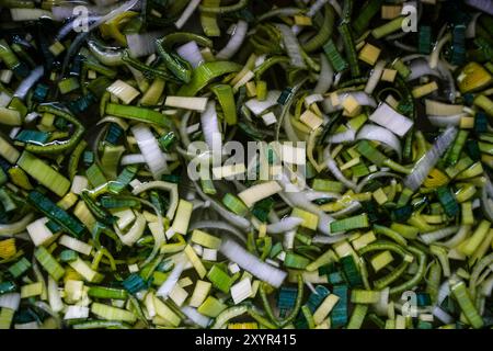 porro tritato immerso nell'acqua Foto Stock