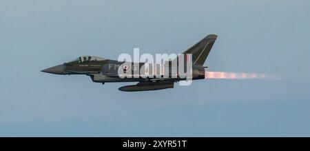 Bournemouth, Dorset, Regno Unito. 30 agosto 2024. Un Eurofighter Typhoon FGR.4 della RAF pilotato dal tenente di volo David "Turbo" Turnbull del 29 Squadron con base a RAF Coningsby nel Lincolnshire mette in mostra un'abbagliante aria crepuscolare al Bournemouth Air Festival. Lo schema di verniciatura dei caccia diurni degli aerei dell'era 1944 ricorda un Hawker Typhoon del 257 Squadron. Questo aereo è affettuosamente conosciuto come 'Moggy'. Crediti: Stuart Robertson/Alamy Live News. Foto Stock