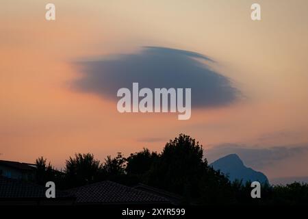 Nuvola liscia, nota come nuvola lenticolare (Altocumulus lenticularis) su una montagna vicino al Lago di Garda, in Italia Foto Stock