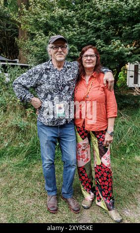 Jamel, Germania. 30 agosto 2024. La coppia Birgit e Horst Lohmeyer, iniziatori e organizzatori del festival "Jamel Rocckt den Förster", si trovano sul terreno del festival. Credito: Markus Scholz/dpa/Alamy Live News Foto Stock