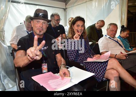 Pyronale a Berlino EINE MILLION MINUTEN Rudolph Schenker, Sarah Wiener in der Jury Pyronale a Berlino am Maifeld a Berlino, AM 30.08.2024 *** Pyronale a Berlino UN MILIONE DI MINUTI Rudolph Schenker, Sarah Wiener nella giuria Pyronale a Berlino a Maifeld a Berlino, il 30 08 2024 Photopress Mueller Foto Stock