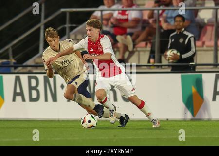 Amsterdam, Paesi Bassi. 30 agosto 2024. AMSTERDAM, PAESI BASSI - AGOSTO 30: Jan Faberski di Jong Ajax, Nick de Groot di FC Den Bosch durante l'incontro olandese Keuken Kampioen Divisie tra Jong Ajax e FC Den Bosch allo Sportpark de Toekomst il 30 agosto 2024 ad Amsterdam, Paesi Bassi. (Foto di Gerard Spaans/Orange Pictures) credito: Orange Pics BV/Alamy Live News Foto Stock