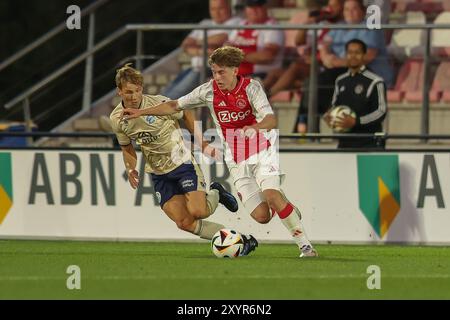 Amsterdam, Paesi Bassi. 30 agosto 2024. AMSTERDAM, PAESI BASSI - AGOSTO 30: Jan Faberski di Jong Ajax, Nick de Groot di FC Den Bosch durante l'incontro olandese Keuken Kampioen Divisie tra Jong Ajax e FC Den Bosch allo Sportpark de Toekomst il 30 agosto 2024 ad Amsterdam, Paesi Bassi. (Foto di Gerard Spaans/Orange Pictures) credito: Orange Pics BV/Alamy Live News Foto Stock