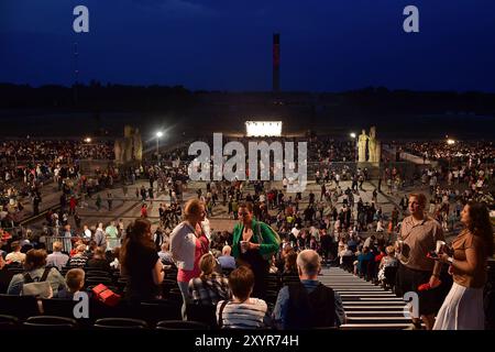 Pyronale a Berlino EINE MILLION MINUTEN Zuschasuer am Maifeld Pyronale a Berlino am Maifeld a Berlino, AM 30.08.2024 *** Pyronale a Berlino UN MILIONE DI MINUTI spettatori a Maifeld Pyronale a Berlino a Maifeld a Berlino, il 30 08 2024 Photopress Mueller Foto Stock