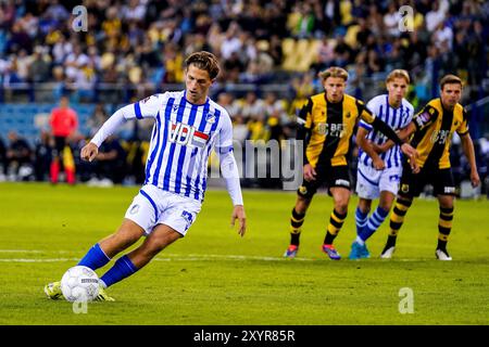 Arnhem, Paesi Bassi. 30 agosto 2024. ARNHEM, PAESI BASSI - AGOSTO 30: Boris van Schuppen dell'FC Eindhoven tira per segnare il primo gol della sua squadra durante la partita olandese Keuken Kampioen Divisie tra Vitesse e FC Eindhoven al GelreDome il 30 agosto 2024 ad Arnhem, Paesi Bassi. (Foto di Rene Nijhuis/Orange Pictures) credito: dpa/Alamy Live News Foto Stock