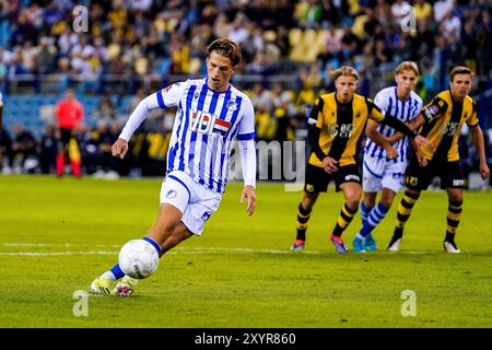 Arnhem, Paesi Bassi. 30 agosto 2024. ARNHEM, PAESI BASSI - AGOSTO 30: Boris van Schuppen dell'FC Eindhoven tira per segnare il primo gol della sua squadra durante la partita olandese Keuken Kampioen Divisie tra Vitesse e FC Eindhoven al GelreDome il 30 agosto 2024 ad Arnhem, Paesi Bassi. (Foto di Rene Nijhuis/Orange Pictures) credito: dpa/Alamy Live News Foto Stock