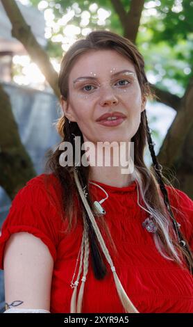 Jamel, Germania. 30 agosto 2024. Il cantante Gwen Dolyn della band indie rock di Chemnitz Tränen al festival 'Jamel rockt den Förster'. Credito: Markus Scholz/dpa/Alamy Live News Foto Stock