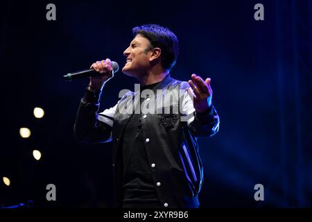 Salerno, Italia. 30 agosto 2024. La cantante italiana Sal da Vinci si esibisce dal vivo sul palco del Salerno Pitti Pizza & Friends 2024. (Foto di Andrea Gulí/SOPA Images/Sipa USA) credito: SIPA USA/Alamy Live News Foto Stock