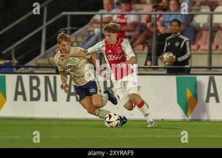 Amsterdam, Paesi Bassi. 30 agosto 2024. AMSTERDAM, PAESI BASSI - AGOSTO 30: Jan Faberski di Jong Ajax, Nick de Groot di FC Den Bosch durante l'incontro olandese Keuken Kampioen Divisie tra Jong Ajax e FC Den Bosch allo Sportpark de Toekomst il 30 agosto 2024 ad Amsterdam, Paesi Bassi. (Foto di Gerard Spaans/Orange Pictures) credito: dpa/Alamy Live News Foto Stock