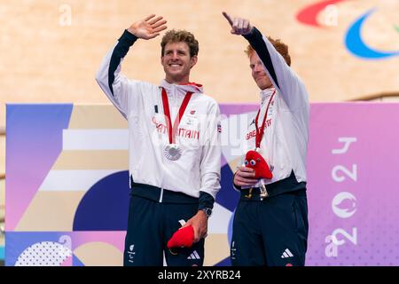 Parigi, Francia. 29 agosto 2024. PARIGI, FRANCIA - AGOSTO 29: Stephen Bate del Team Great-Britain e Christopher Latham del Team Great-Britain, vincitori della medaglia d'argento, durante la cerimonia del podio dopo aver gareggiato nella finale maschile B 4000m Individual Pursuit durante il giorno 1 del Para Cycling - Track - Giochi Olimpici Parigi 2024 al Velodrome di Saint-Quentin-en-Yvelines il 29 agosto 2024 a Parigi, Francia. (Foto di Joris Verwijst/Agenzia BSR) credito: Agenzia BSR/Alamy Live News Foto Stock