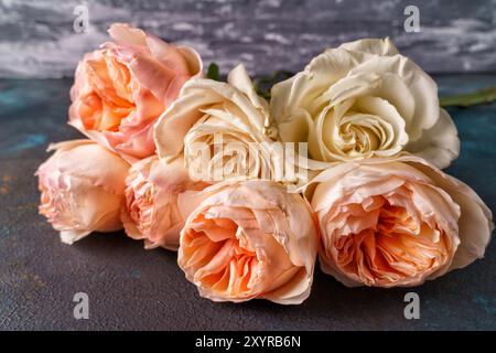 Bouquet di rose rosa e gialle da vicino Foto Stock