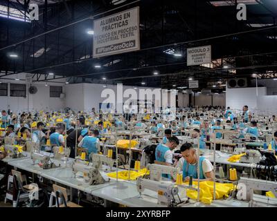 Santa Ana, El Salvador. 30 agosto 2024. I prigionieri della prigione di la Esperanza, nota anche come Mariona, prendono parte a un corso di cucito. Nell'ambito del programma "Zero Leisure", i prigionieri devono frequentare vari corsi. Nel laboratorio di falegnameria, realizzano mobili per scuole e istituzioni pubbliche. Partecipando a questi corsi, i prigionieri possono abbreviare la pena e imparare le abilità per la loro vita futura crediti: Juan Carlos/dpa/Alamy Live News Foto Stock