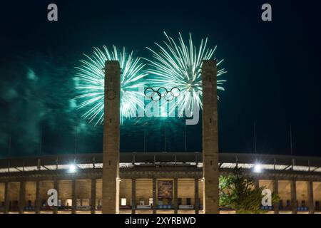 Pyronale, Feuerwerke auf dem Maifeld am Olympiastadion, Berlin, 30.08.2024 Feuerwerk hinter den Olympischen Ringen bei der Pyronale auf dem Maifeld am Olympiastadion, Berlin, 30.08.2024 Berlin Maifeld am Olympiastadion *** Pyronale, fuochi d'artificio sul Maifeld 2024 allo Stadio Olimpico di Berlino, 30 08 2024 fuochi d'artificio dietro gli anelli olimpici al Pyronale sul Pyronale sul Maifeld, Stadio Olimpico di Berlino 30 Foto Stock