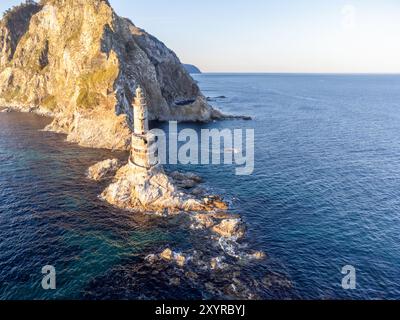 Vista aerea del faro abbandonato di Aniva sull'isola di Sakhalin, Russia, al tramonto. Foto Stock