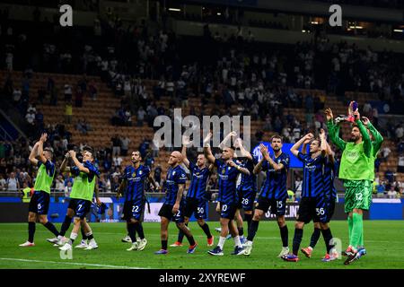 Milano, Italia. 30 agosto 2024. I giocatori del FC Internazionale celebrano la vittoria al termine della partita di serie A tra FC Internazionale e Atalanta BC. Crediti: Nicolò campo/Alamy Live News Foto Stock