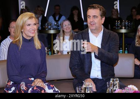 Anke Engelke und Bastian Pastewka bei der Aufzeichnung der NDR Talk Show im NDR Fernsehstudio Lokstedt. Amburgo, 30.08.2024 *** Anke Engelke e Bastian Pastewka alla registrazione del talk show NDR nello studio televisivo NDR Lokstedt Hamburg, 30 08 2024 foto:xgbrcix/xFuturexImagex ndr talk3008 4895 Foto Stock