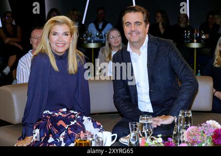 Anke Engelke und Bastian Pastewka bei der Aufzeichnung der NDR Talk Show im NDR Fernsehstudio Lokstedt. Amburgo, 30.08.2024 *** Anke Engelke e Bastian Pastewka alla registrazione del talk show NDR nello studio televisivo NDR Lokstedt Hamburg, 30 08 2024 foto:xgbrcix/xFuturexImagex ndr talk3008 4897 Foto Stock