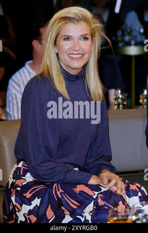 Anke Engelke bei der Aufzeichnung der NDR Talk Show im NDR Fernsehstudio Lokstedt. Amburgo, 30.08.2024 *** Anke Engelke alla registrazione del talk show NDR nello studio televisivo NDR Lokstedt Hamburg, 30 08 2024 foto:xgbrcix/xFuturexImagex ndr talk3008 4899 Foto Stock