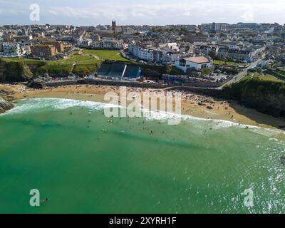 Vista aerea della spiaggia di towan a newquay, una popolare destinazione turistica in cornovaglia, inghilterra, che mostra alle persone che si godono una giornata estiva di sole Foto Stock