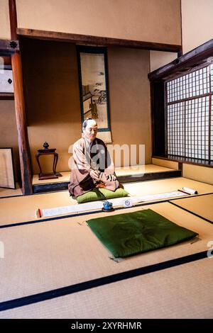 Interno della residenza chiamata Buke Yashiki, ex casa di samurai di medio rango durante il periodo Edo, con una statua di un samurai, a Matsue, in Giappone Foto Stock