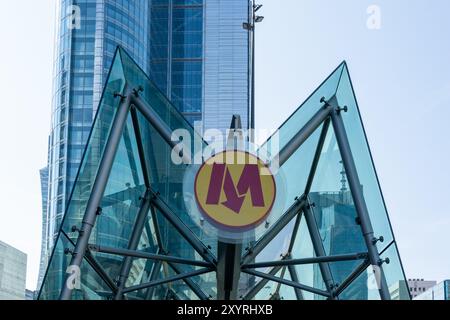 Il logo della metropolitana di Varsavia in una stazione di Varsavia, Polonia. Foto Stock