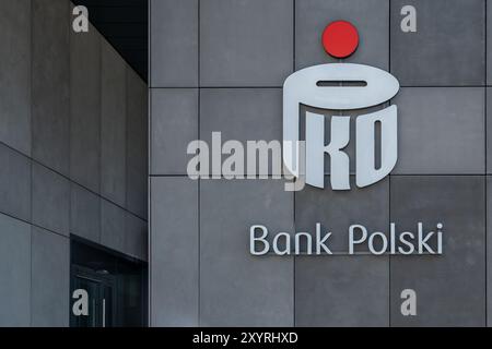 Primo piano del logo PKO Bank Polski sull'edificio per uffici di Varsavia, Polonia. Foto Stock