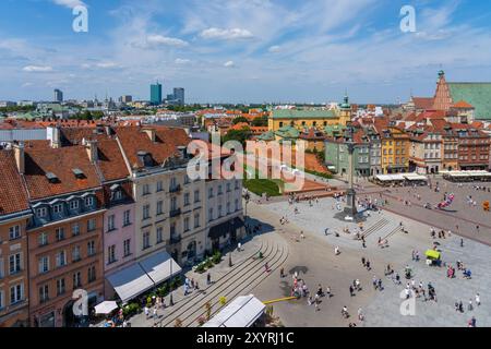 Vista dall'alto del mercato della città vecchia affollato di gente a Varsavia, Polonia. Foto Stock