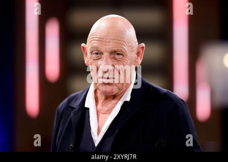 Schauspieler Joe Bausch bei der Aufzeichnung der WDR-Talkshow Kölner Treff im WDR Studio BS 3. Köln, 30.08.2024 NRW Deutschland *** attore Joe Bausch alla registrazione del talk show WDR Kölner Treff in WDR Studio BS 3 Colonia, 30 08 2024 NRW Germania Copyright: XChristophxHardtx Foto Stock