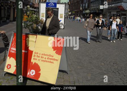 Elezioni generali svedesi di Paarliament domenica settembre 17,2006, manifesti elettorali e imprenditori che hanno preso l'elettore dell'ultimo minuto dalla loro parte, vari lavoratori politici A malmoe Svezia settembre 16,2006 Foto Stock