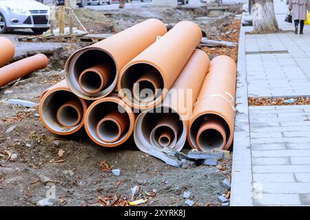 Tubi di fognatura in polietilene HDPE in attesa di essere installati, pronti a formare la spina dorsale della nuova infrastruttura Foto Stock