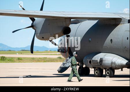 Un loadmaster dell'Aeronautica militare di un velivolo C-27 Spartan, assegnato alla 46th Air Brigade, effettua controlli pre-volo, prima di una sortita di addestramento, mentre frequenta il corso Advanced Tactics Airlift presso l'Advanced Airlift Tactics Training Center di Fort Huachuca, Arizona, 20 agosto 2024. La missione dell'AATTC, a St. Joseph, Missouri, sta aumentando l'efficacia dei combattimenti e la sopravvivenza delle forze di mobilità. Dal 1983 l'AATTC ha fornito addestramento tattico avanzato agli equipaggi di mobilità dell'Air National Guard, Air Force Reserve Command, Air Mobility Command, Air Combat Foto Stock