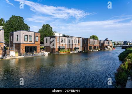 18 edifici residenziali galleggianti Havenlofts Nassauhaven, energia neutra, celle solari, calore da biomassa, costruzioni in legno, i propri trattamenti per le acque reflue Foto Stock