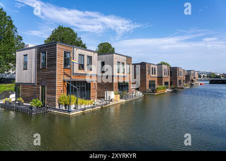 18 edifici residenziali galleggianti Havenlofts Nassauhaven, energia neutra, celle solari, calore da biomassa, costruzioni in legno, i propri trattamenti per le acque reflue Foto Stock